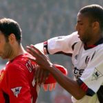 Abdeslam Ouaddou saat berebut bola dengan Ryan Giggs