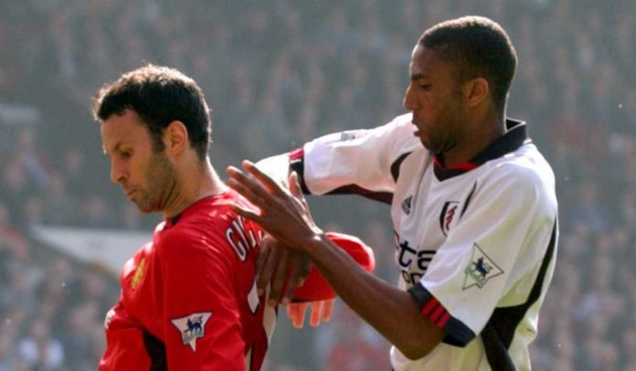 Abdeslam Ouaddou saat berebut bola dengan Ryan Giggs Abdeslam Ouaddou saat berebut bola dengan Ryan Giggs