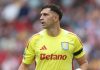 Aksi Emiliano Martinez di laga Brentford vs Aston Villa