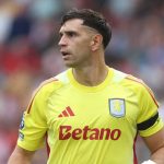 Aksi Emiliano Martinez di laga Brentford vs Aston Villa