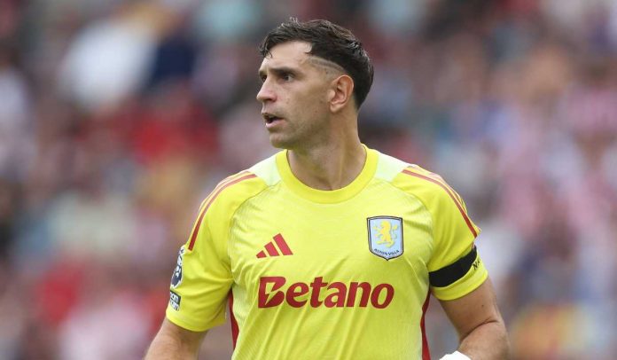 Aksi Emiliano Martinez di laga Brentford vs Aston Villa Aksi Emiliano Martinez di laga Brentford vs Aston Villa