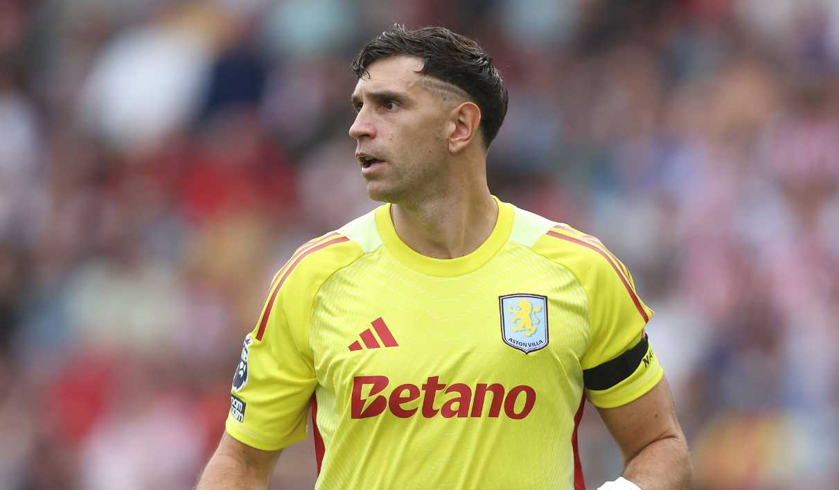 Aksi Emiliano Martinez di laga Brentford vs Aston Villa