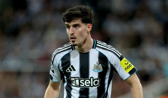 Aksi Tino Livramento di laga Newcastle vs Barcelona