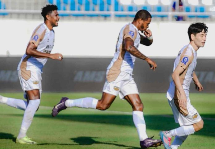 Alex Martins usai mencetak gol untuk Dewa United di Kandang Arema FC di Pekan Kelima