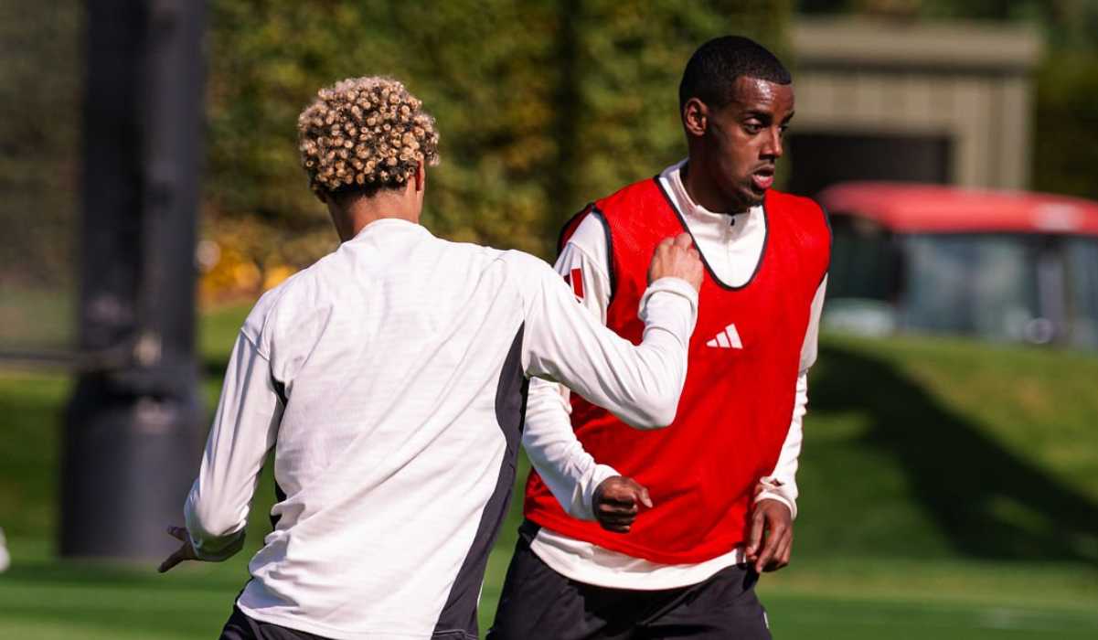 Alexander Isak berlatih dengan Hugo Ekitike di Liverpool
