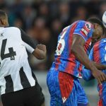 Alexander Isak dan Marc Guehi berebut bola di laga Crystal Palace vs Newcastle