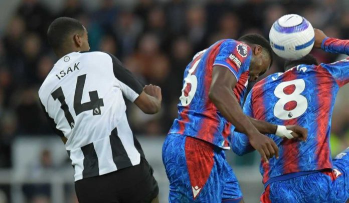 Alexander Isak dan Marc Guehi berebut bola di laga Crystal Palace vs Newcastle Alexander Isak dan Marc Guehi berebut bola di laga Crystal Palace vs Newcastle