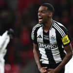 Alexander Isak merayakan kemenangan Newcastle atas Liverpool