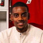 Alexander Isak saat diperkenalkan sebagai pemain baru Liverpool