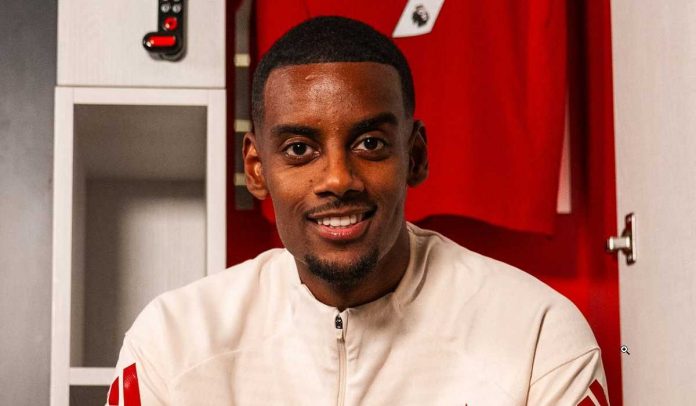 Alexander Isak saat diperkenalkan sebagai pemain baru Liverpool Alexander Isak saat diperkenalkan sebagai pemain baru Liverpool