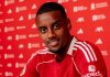 Alexander Isak saat menandatangani kontrak di Liverpool