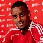 Alexander Isak saat menandatangani kontrak di Liverpool