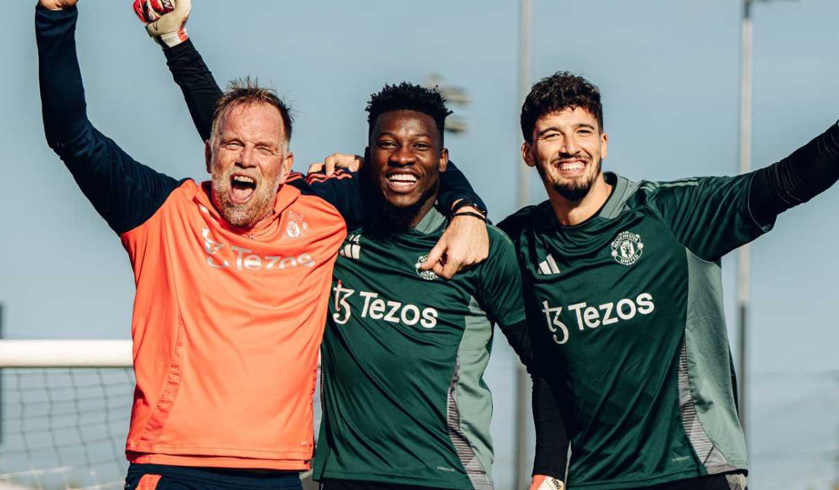 Altay Bayindir, Andre Onana, dan pelatih kiper Manchester United Jelle ten Rouwelaar
