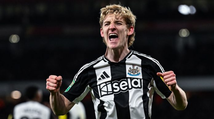 Anthony Gordon pemain Newcastle United