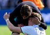Antonio Conte memeluk Scott McTominay usai kemenangan Napoli atas Empoli