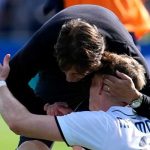 Antonio Conte memeluk Scott McTominay usai kemenangan Napoli atas Empoli