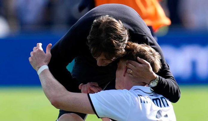 Antonio Conte memeluk Scott McTominay usai kemenangan Napoli atas Empoli Antonio Conte memeluk Scott McTominay usai kemenangan Napoli atas Empoli