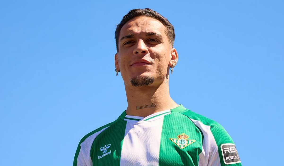 Antony diperkenalkan sebagai pemain baru Real Betis