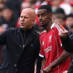 Arne Slot beri instruksi kepada ALexander Isak di laga kontra Everton