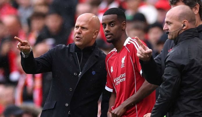 Arne Slot beri instruksi kepada ALexander Isak di laga kontra Everton Arne Slot beri instruksi kepada ALexander Isak di laga kontra Everton