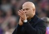 Arne Slot bertepuk tangan ke fans usai kekalahan Liverpool dari Crystal Palace