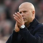 Arne Slot bertepuk tangan ke fans usai kekalahan Liverpool dari Crystal Palace