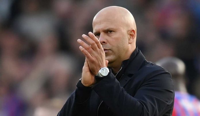 Arne Slot bertepuk tangan ke fans usai kekalahan Liverpool dari Crystal Palace