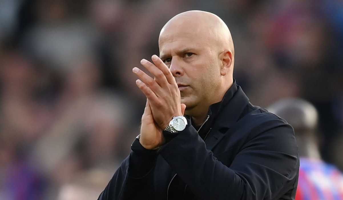 Arne Slot bertepuk tangan ke fans usai kekalahan Liverpool dari Crystal Palace Arne Slot bertepuk tangan ke fans usai kekalahan Liverpool dari Crystal Palace