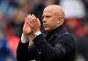 Arne Slot bertepuk tangan ke fans usai laga Liverpool vs Everton