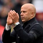 Arne Slot bertepuk tangan ke fans usai laga Liverpool vs Everton
