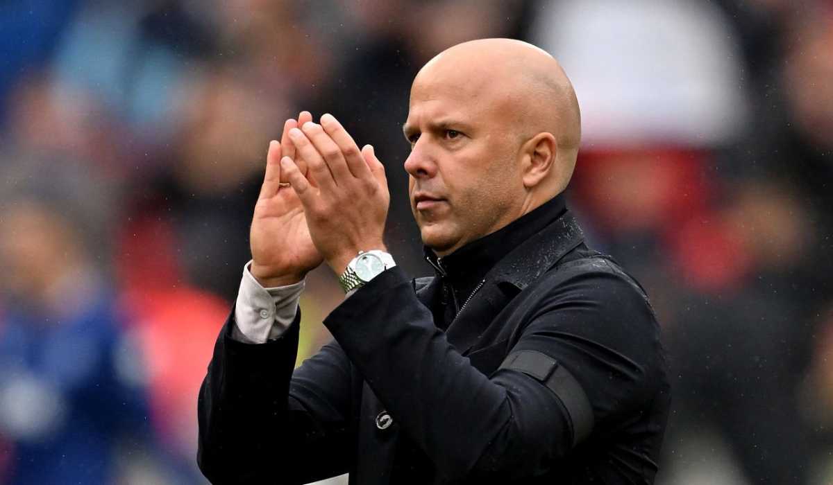 Arne Slot bertepuk tangan ke fans usai laga Liverpool vs Everton