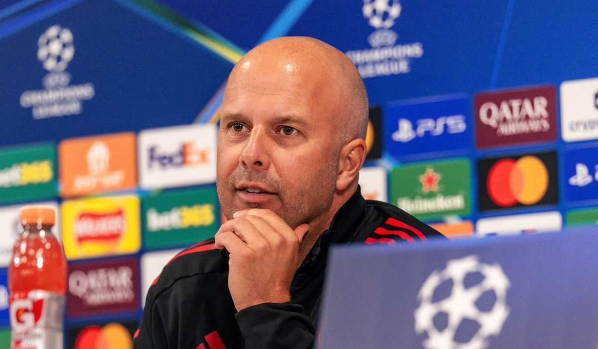 Arne Slot dalam konferensi pers Liverpool