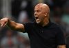 Arne Slot memberi instruksi pada para pemain Liverpool