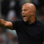 Arne Slot memberi instruksi pada para pemain Liverpool