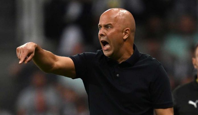 Arne Slot memberi instruksi pada para pemain Liverpool