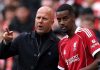 Arne Slot memberi instruksi para Alexander Isak