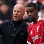 Arne Slot memberi instruksi para Alexander Isak