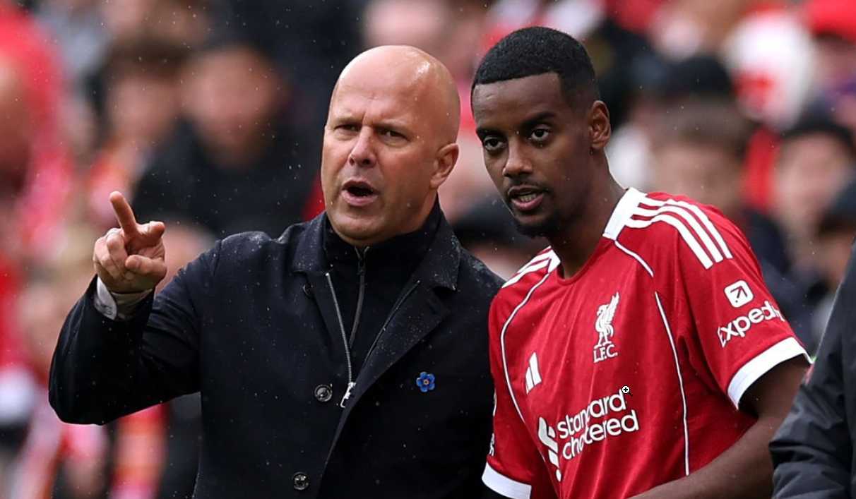 Arne Slot memberi instruksi para Alexander Isak