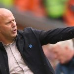 Arne Slot memberi instruksi para pemain Liverpool di laga kontra Everton