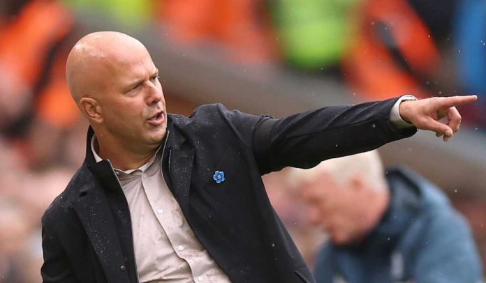 Arne Slot memberi instruksi para pemain Liverpool di laga kontra Everton