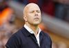 Arne Slot mengawasi pertandingan Liverpool v Arsenal
