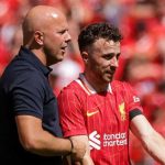 Arne Slot saat memberi instruksi Diogo Jota