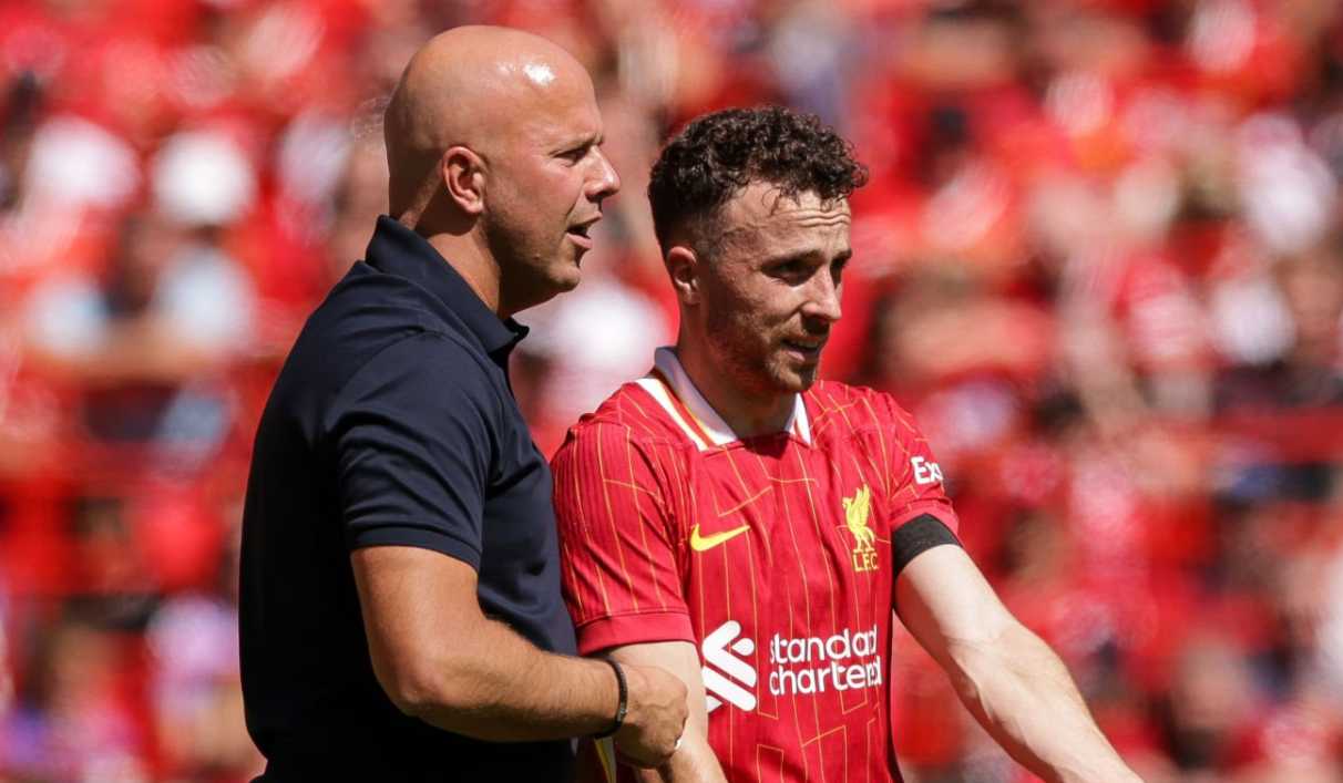 Arne Slot saat memberi instruksi Diogo Jota