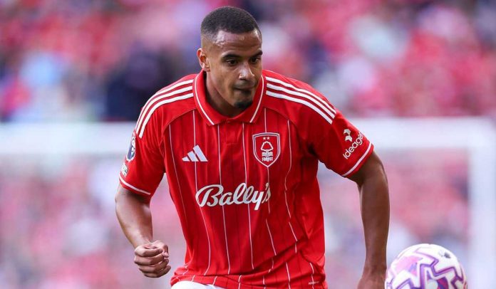 Bek Nottingham Forest Murillo mengontrol bola Bek Nottingham Forest Murillo mengontrol bola