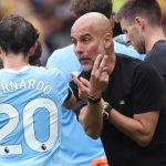 Bernardo Silva mendengarkan instruksi dari Pep Guardiola