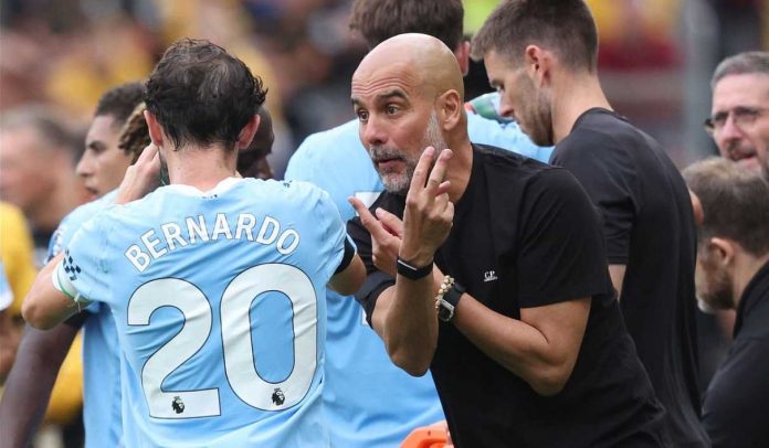 Bernardo Silva mendengarkan instruksi dari Pep Guardiola Bernardo Silva mendengarkan instruksi dari Pep Guardiola