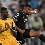 Bremer berduel dengan Serhou Guirassy untuk memperebutkan bola