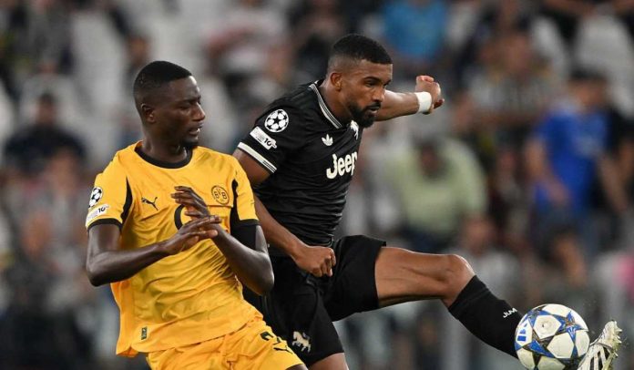 Bremer berduel dengan Serhou Guirassy untuk memperebutkan bola Bremer berduel dengan Serhou Guirassy untuk memperebutkan bola