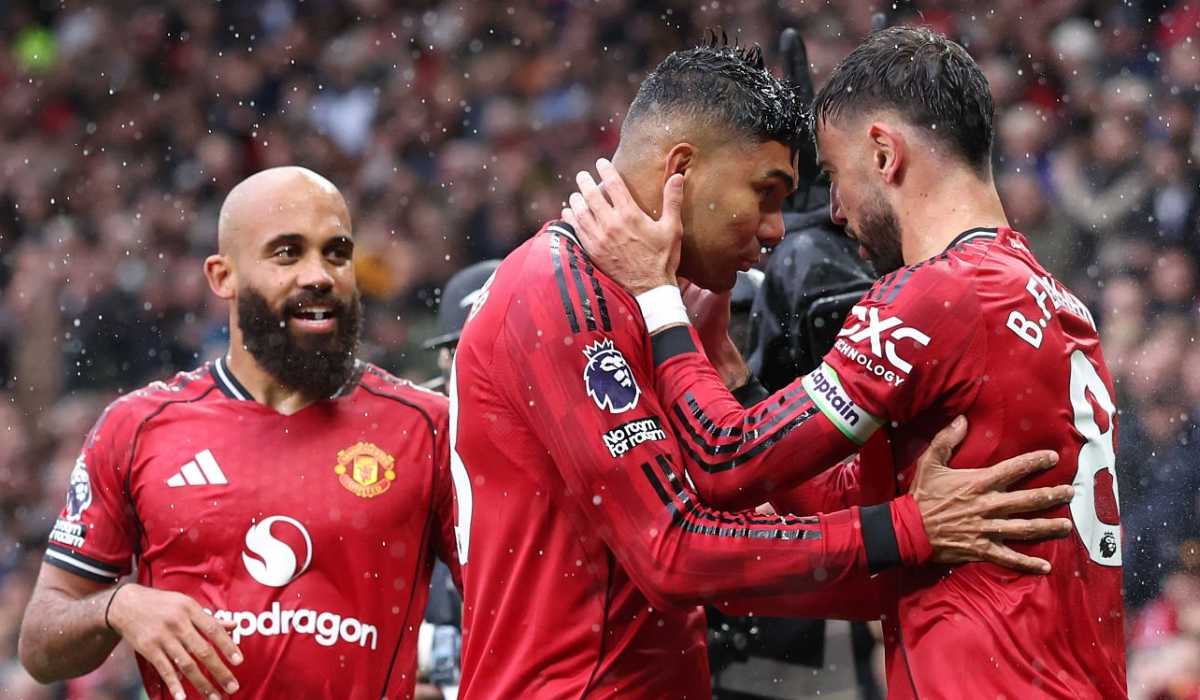Bruno Fernandes merayakan gol Casemiro