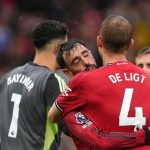 Bruno Fernandes merayakan kemenangan atas Burnley bersama rekan-rekannya
